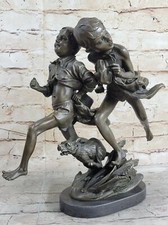 Dos niños corriendo con un perro niños escultura de bronce base de mármol decoración de estatua