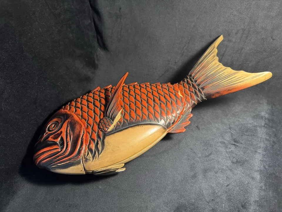 Bandeja Takaoka vintage negra y roja japonesa con tapa de pescado tai dorada Foto 2 de 4