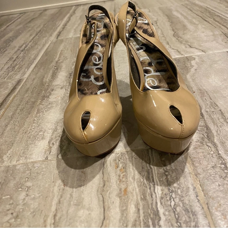 Saltos femininos Sam Edelman bege peep-toe slingback - Imagem 4 de 4