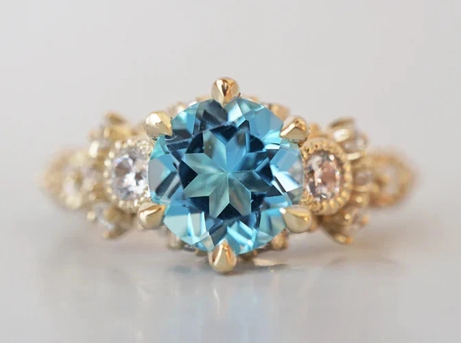 Anillo de compromiso redondo de topacio azul Londres simulado de 3 quilates enchapado en oro amarillo de 14 k Foto 2 de 4