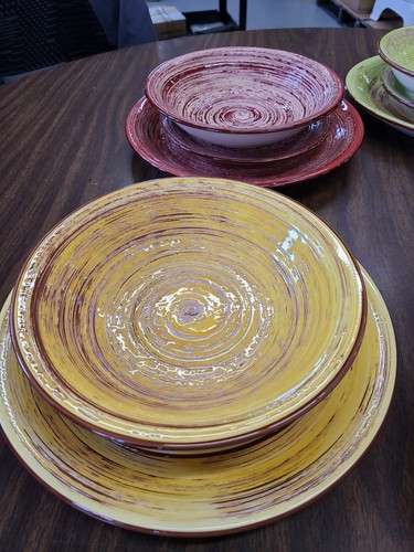 Amazon Basics 15-Piece Kitchen Dinnerware Set Plates Dishes Bowls, Service for 5 - Picture 3 of 6