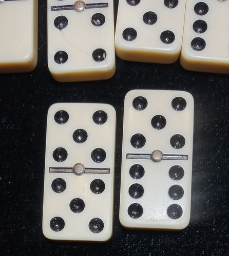 Double Six Dominoes (28) vintage con hilandero de latón en estuche de transporte de vinilo marrón - Imagen 6 de 20