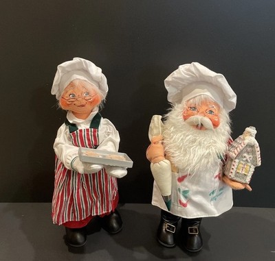 2005 Annalee Dolls Mr. & Mrs. Santa Claus Baking Cookies Gingerbread House