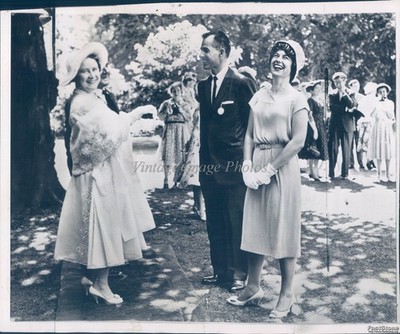 1959 Lancaster House London Queen Mother Garden Party Wirephoto Vintage 7x9