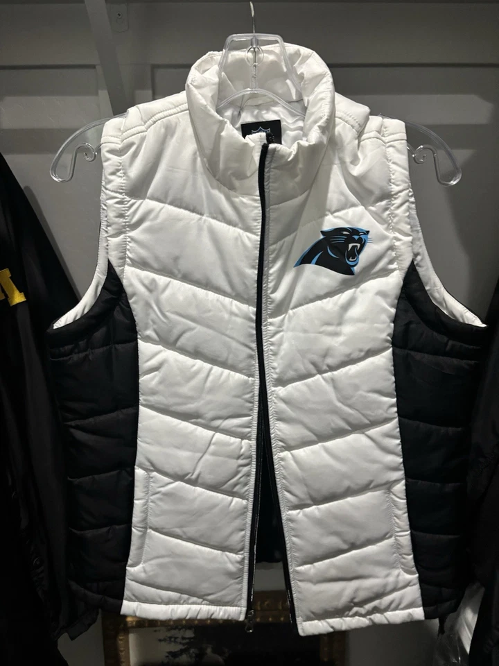 Colete Carolina Panthers feminino pequeno branco sem mangas bufante futebol americano NFL G-III - Imagem 4 de 4