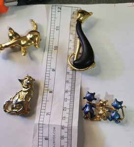 Lot de 4 broches chats vintage – Métal doré & émail – Bijoux fantaisie félins