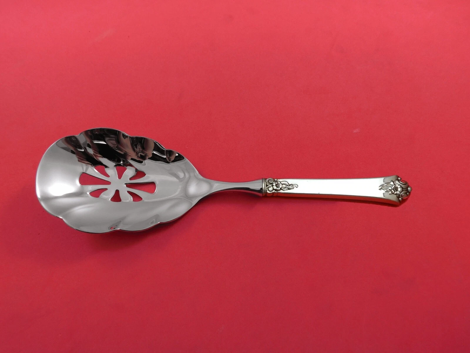 Castle Rose by Royal Crest Sterling Silver Vegetable Spoon Pierced HH WS Custom
Opens in a new windo