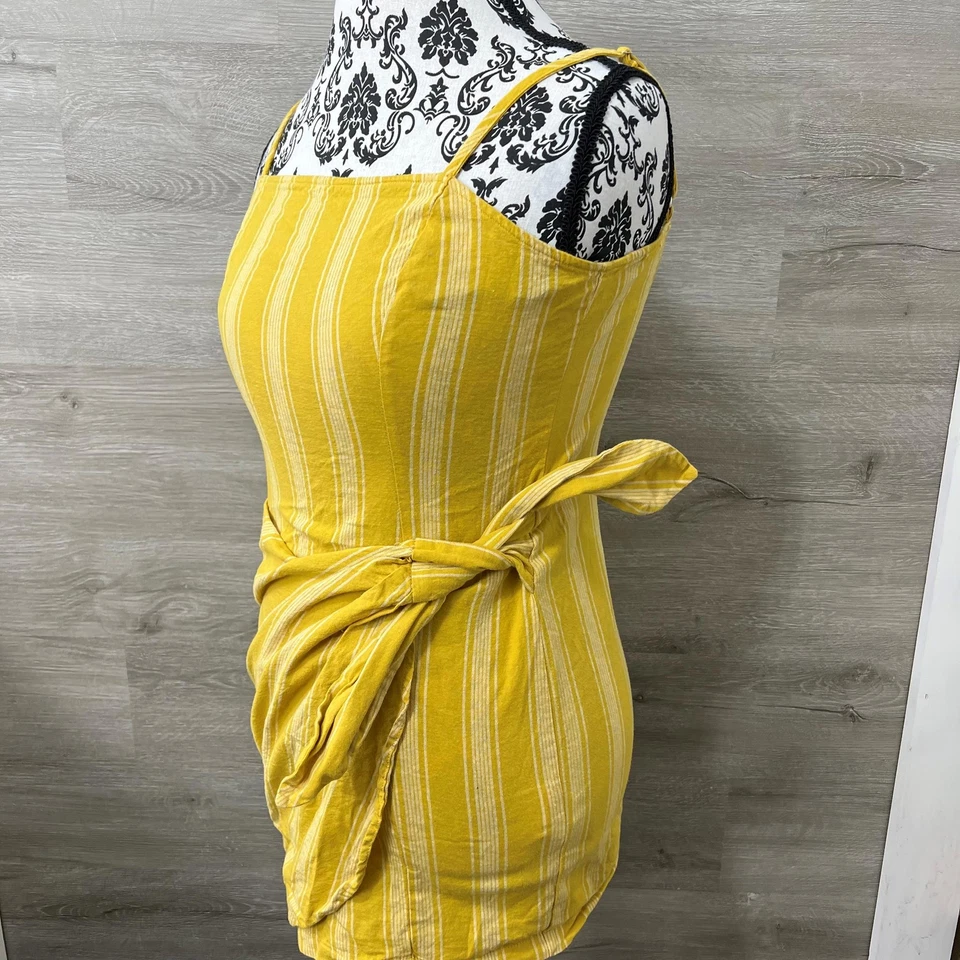 Vestido envolvente a rayas amarillas con correa de espagueti Forever 21 para mujer talla pequeña Foto 2 de 4