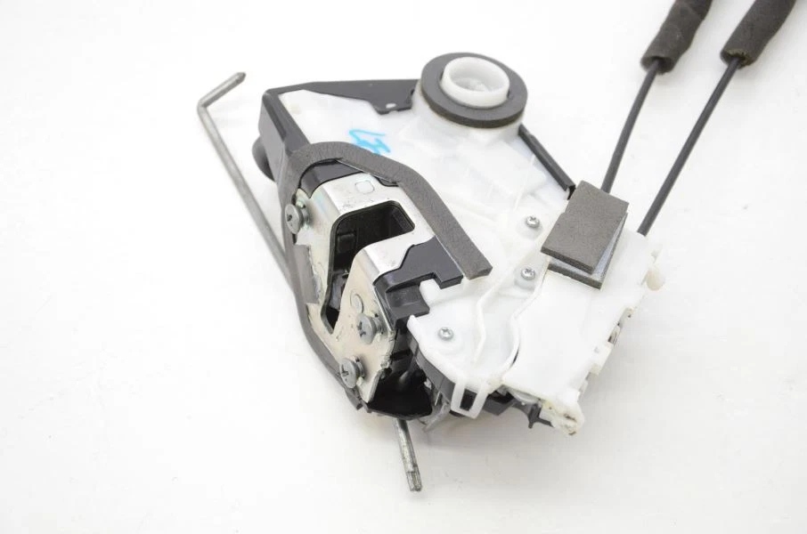 Actuador de bloqueo de puerta delantera izquierda conductor Subaru WRX STI 2015-2018 T8313220F3 Foto 2 de 4