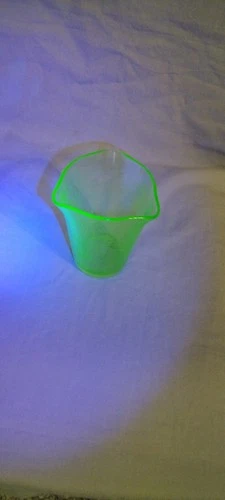 VINTAGE FEDERA LGLASS 3 SPOUT MEASURING CUP URAINUM VASELINE