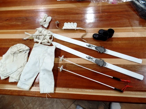 VINTAGE HASBRO 1960'S GI JOE MOUNTAIN TROOPS SKI PATROL SKIES & ACCESSORIES