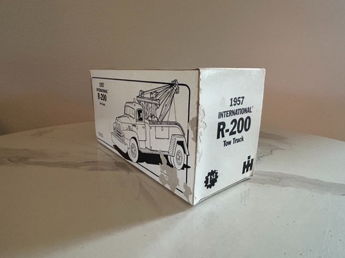 First Gear 1957 International R-200 Tow Truck Firestone 19-2231 NIB - Picture 3 of 5