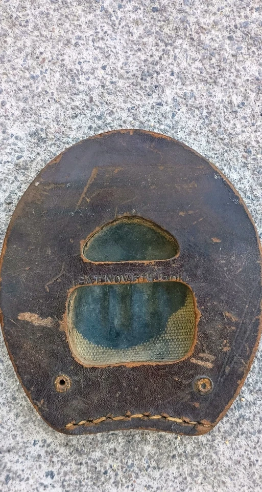 Almohadilla de aire para casco de caballo de colección; Revere Rubber Co.; rara. Pat Oct 1099; 4,5 x 4,5 pulgadas Foto 2 de 4