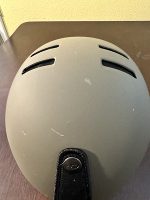 Giro Surface-s Snow Helm – Schlanker Skate-Style Mit Krempe, Perfekt Für Urbanen Winter-Spaß