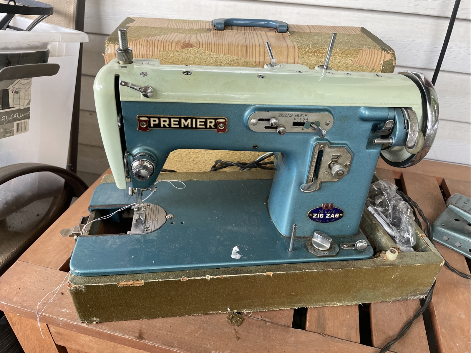 Vintage Wizard 2JC 8867 ZigZag Sewing Machine with Case 2JC8867 Works