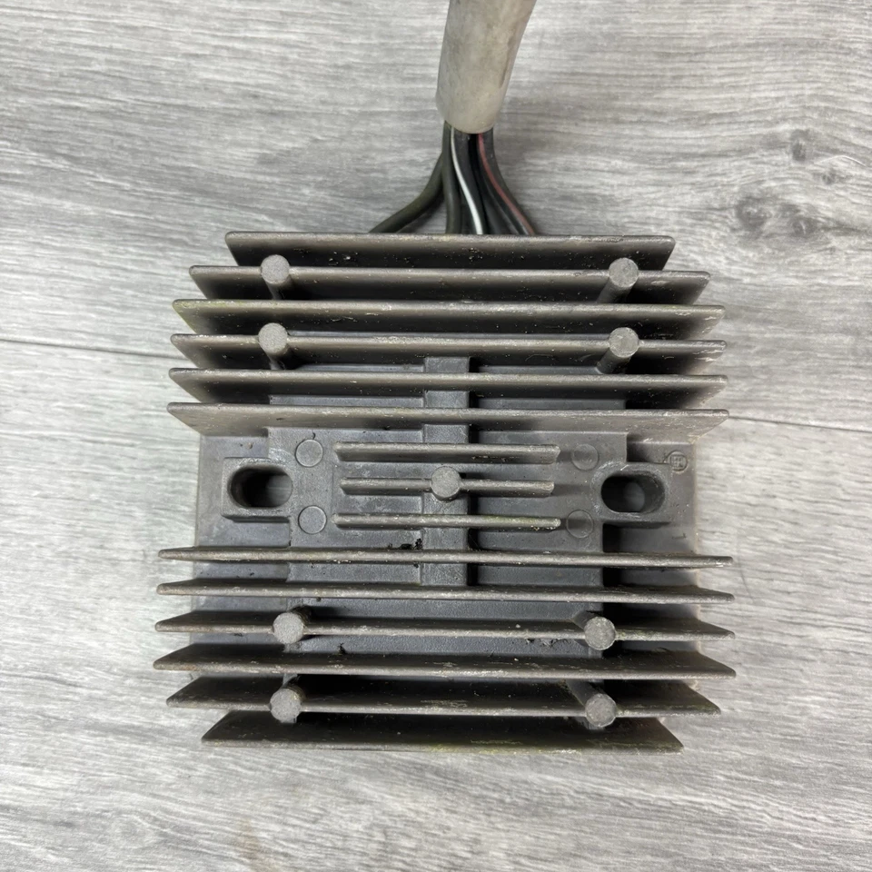 Rectificador regulador de voltaje OEM Suzuki GSXR600 1997-2000 Foto 2 de 4