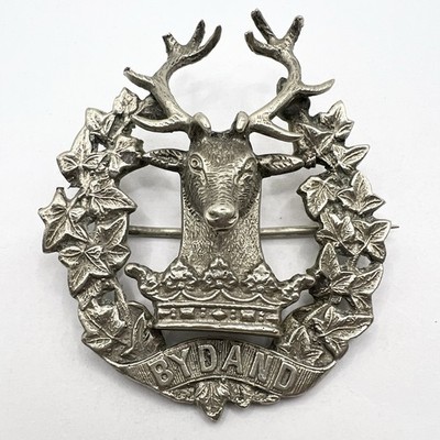 Original Gordon Highlanders Offiziere versilbertes Glengarry Mützenabzeichen