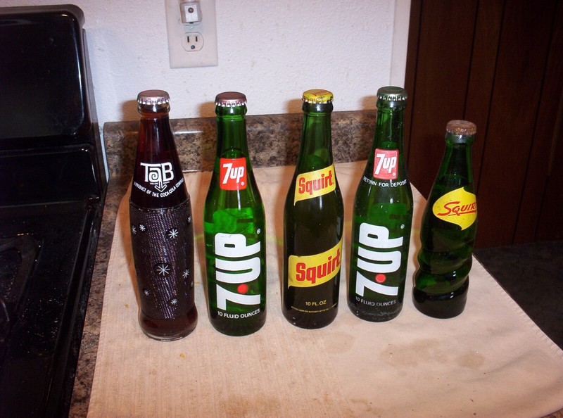 5 - VINTAGE SODA / POP BOTTLES - TAB , 7UP & SQUIRT