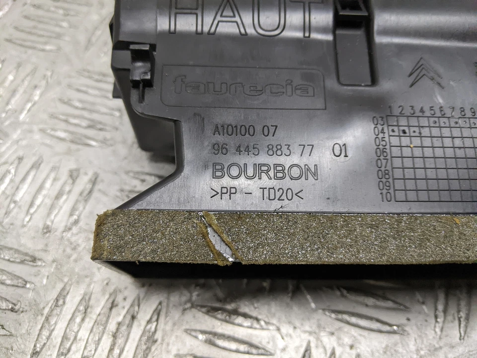 Peugeot 407 Se 4dr седан 2004 ЗАДНИЕ ЦЕНТРАЛЬНЫЕ ВЕНТИЛЯЦИОННЫЕ ОТВЕРСТИЯ 9644588377 - Изображение 4 из 4