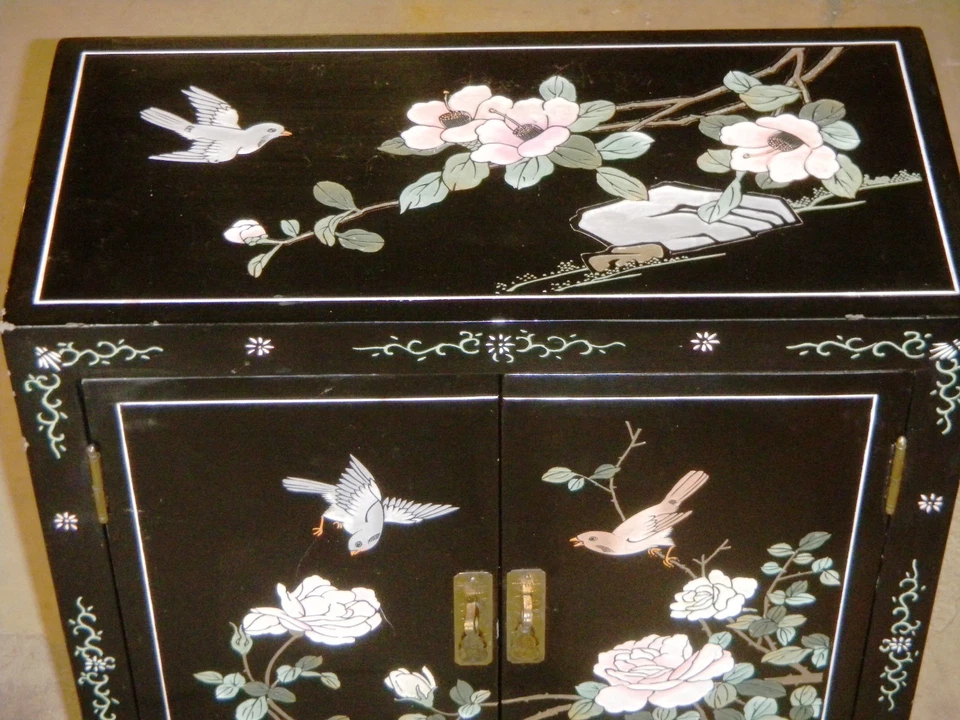 Armário asiático chinoiserie de laca preta com desenhos texturizados pintados à mão - Imagem 3 de 4