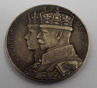 LOVELY ANTIQUE STERLING SILVER 1935 KING GEORGE V & Q MARY SILVER JUBILEE MEDAL
