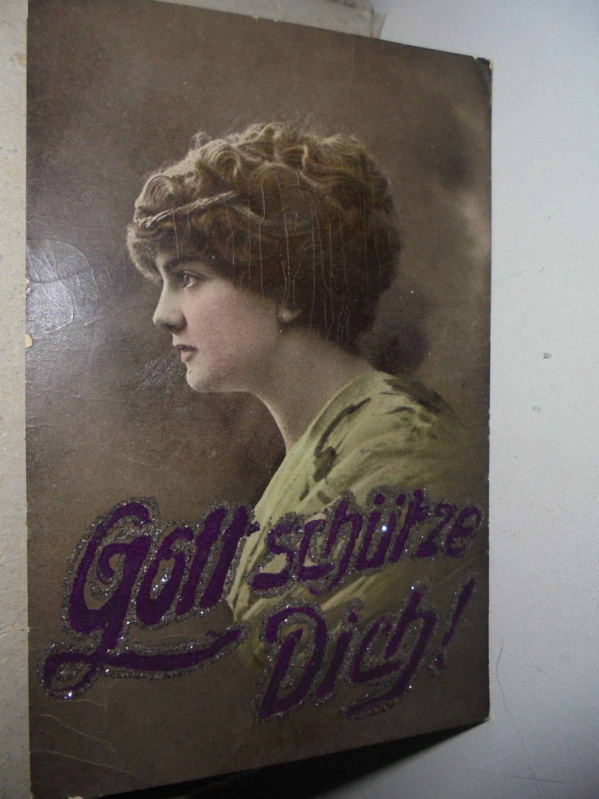 Künstler AK Frau,Haarband,Spruch:Gott schütze Dich! Glitzerschrift besr.