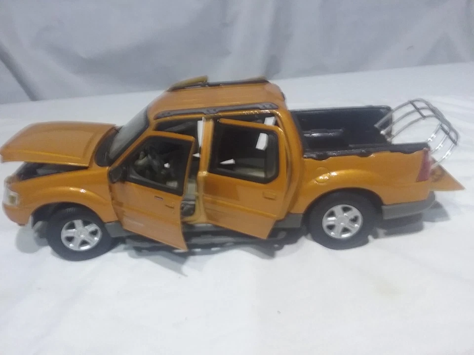 MAISTO FORD EXPLORER SPORT TRAG SCALA 1:18 PLASTICA E METALLO ANNI 80 S/SCATOLA - Immagine 3 di 4