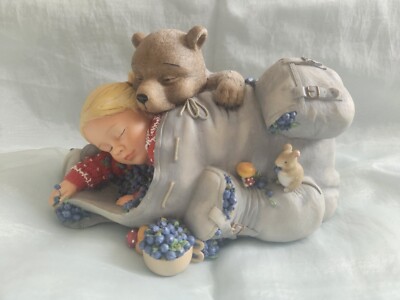 Kunst Figur Schlafendes Mädchen und Bär von Mariell Design Norway Handgefertigt