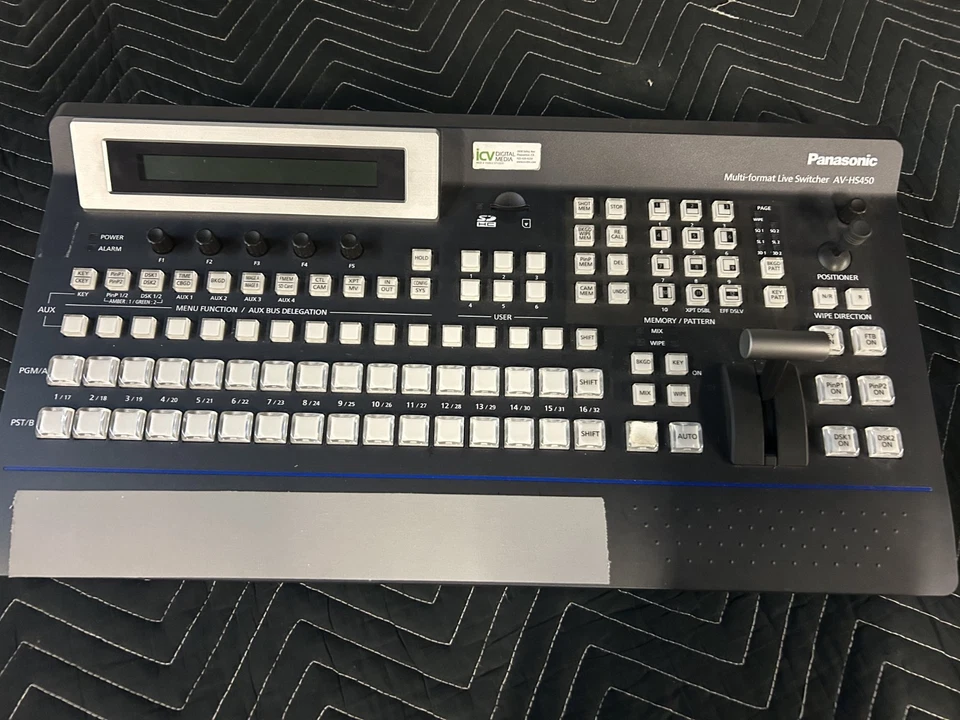 Conmutador en vivo multiformato Panasonic con mainframe y panel de control remoto Foto 3 de 4