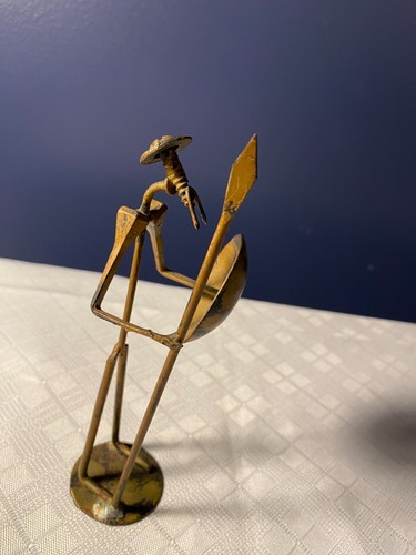 Estatuilla de arte popular soldada de metal vintage estampada España 6" de alto - Imagen 10 de 10