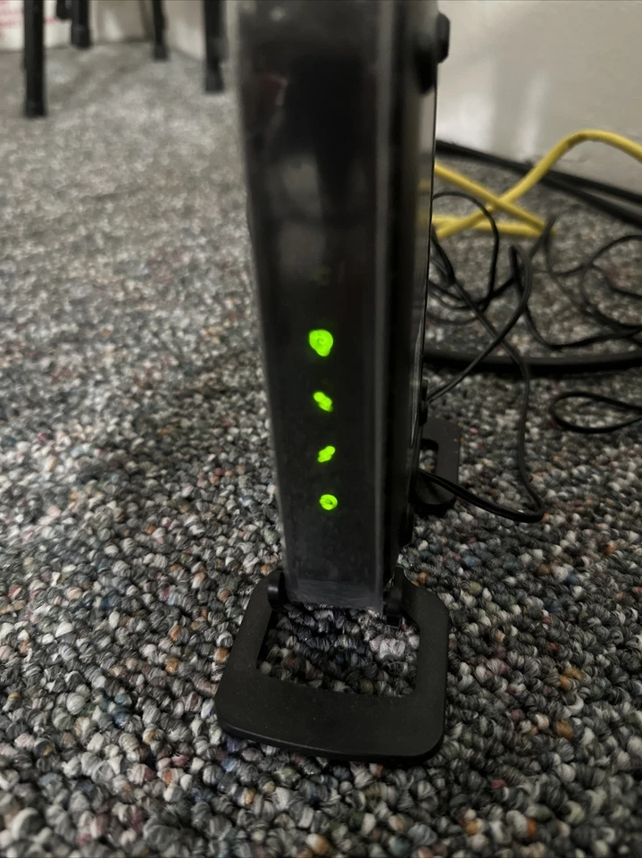 Netgear DOCSIS 30 (CM400-100NAS) 340 Mbps Foto 3 de 3