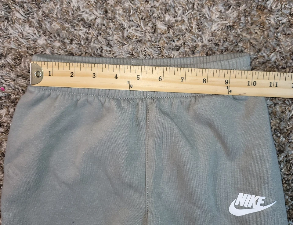 Pantalones deportivos Nike Sportswear con logotipo grisáceo/verde talla 7/L 6-7 Foto 4 de 4