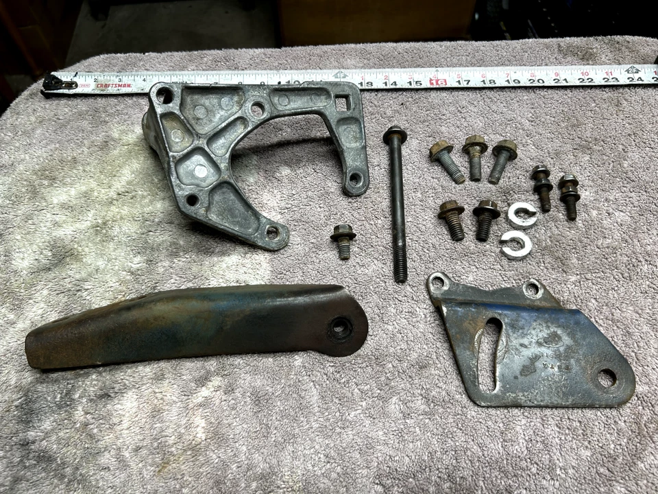 1983-1986 Ford F-150 - 4.9L 300 - Bomba de direção hidráulica conjunto de montagem de suporte com parafusos - Imagem 3 de 4