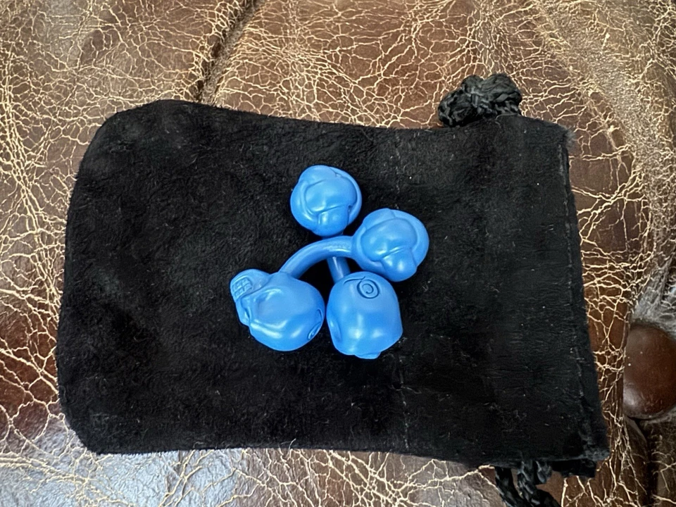 Gemelos calavera Alexander McQueen ojos de cristal azul cobalto Foto 4 de 4