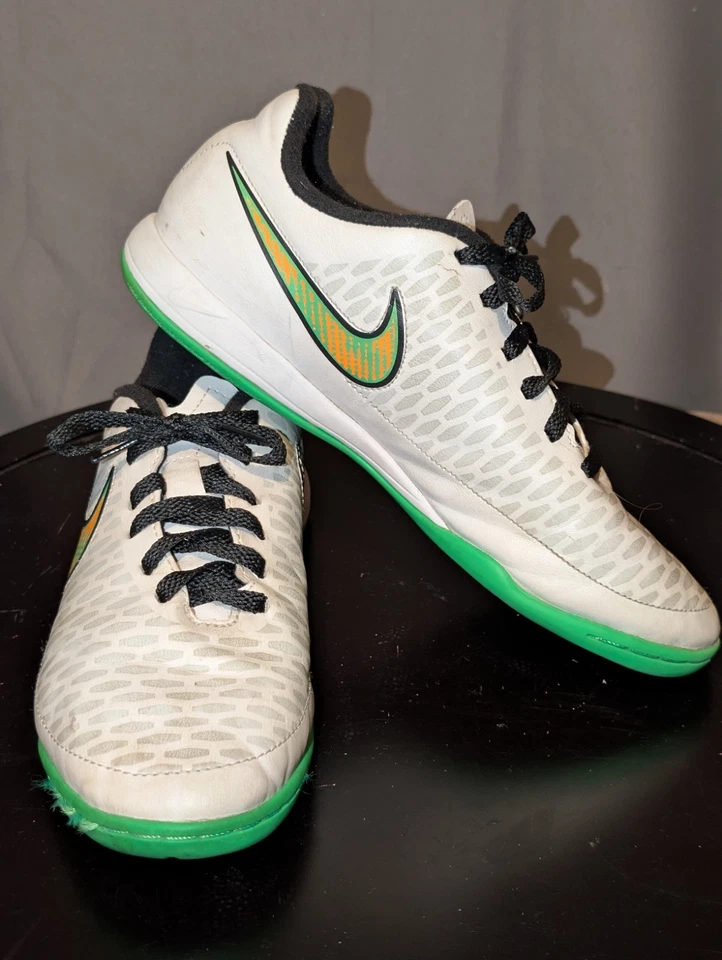 Zapatos de fútbol Nike Turf 6y JR Magista Onda IC para jóvenes negros blancos verdes  Foto 4 de 4