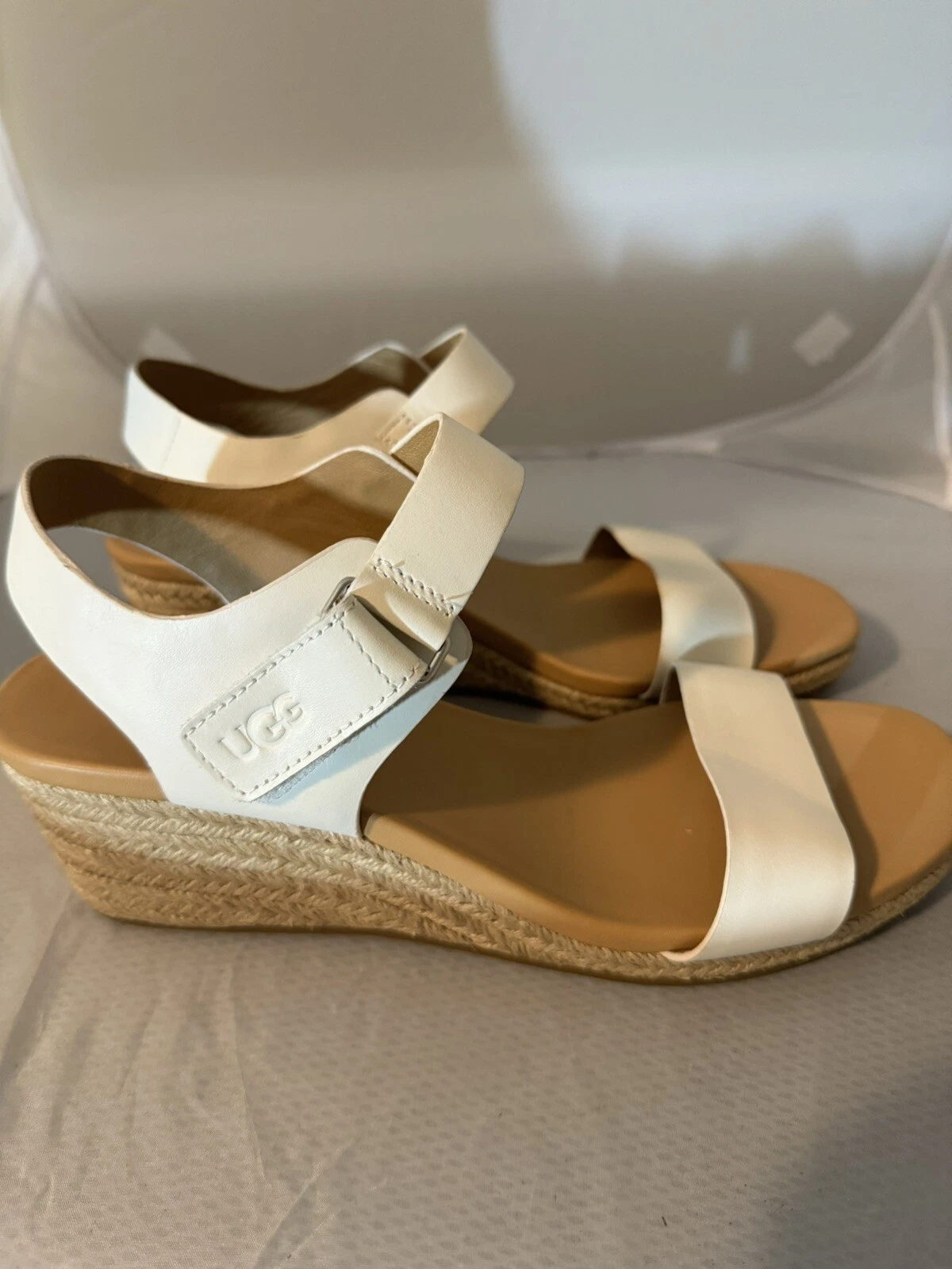 Sandalo con zeppa UGG Eisley taglia 10 nuovo senza etichetta