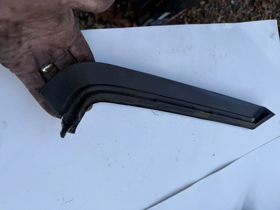 Moldura de parachoques trasero derecho Volvo 240 sedán 86-93 Foto 2 de 4