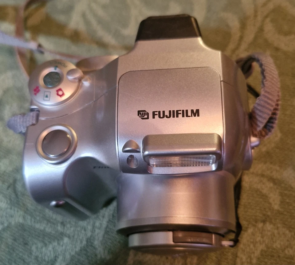 Vintage Silver Fijifilm FinePix 2800 Zoom Digital Bridge Camera c.2000s, photo 3 of 5