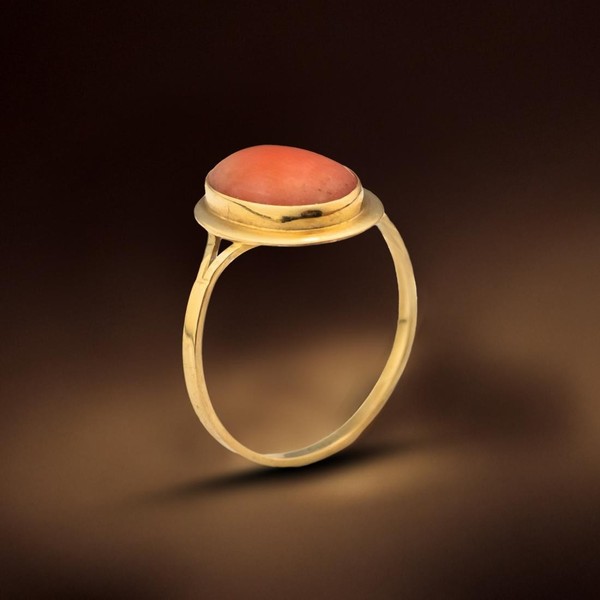 Ring aus 18 Karat Gelbgold mit rosa Koralle