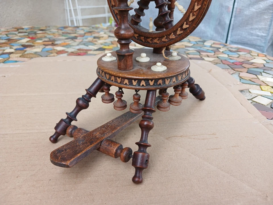 Ancien et beau rouet miniature en bois et os breton ? circa 1900 - Photo 2/4