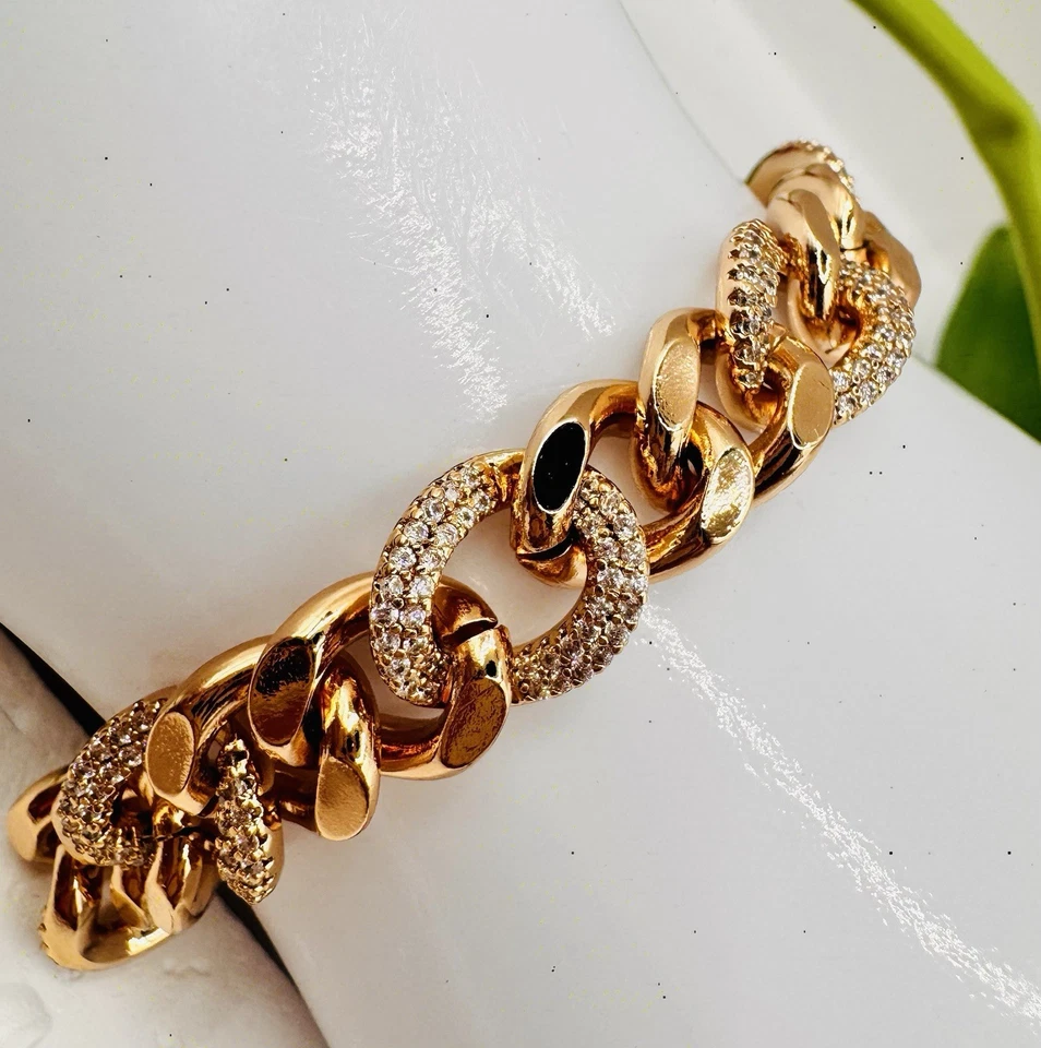 Brazalete de circonitas de arena de lujo con bordillo cubano enchapado en oro de 18k Foto 3 de 4