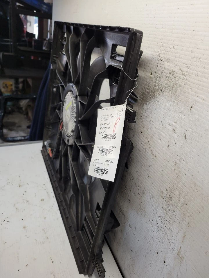 Motor ventilador radiador VIN 10 4º y 5º dígitos compatible con 17-22 VOLVO XC90 1659149 Foto 3 de 4