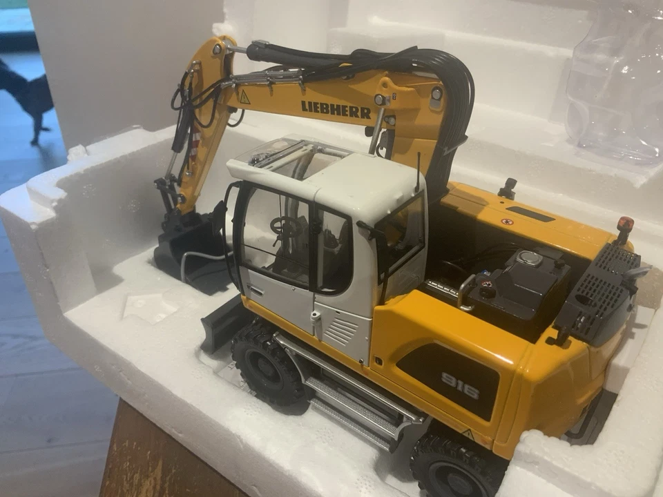 Liebherr A916 Wheeled Hydraulic Diecast Excavator 1:32 Nokian Tyres - Image 2 of 4