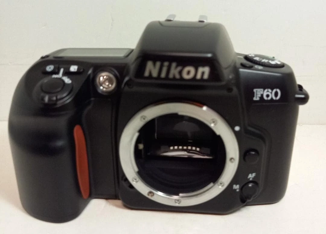 Appareil Photo Nikon F60 Silver Reflex Avec Deux Objectifs Le Tous Dans Un Sac Photoline 77409826
