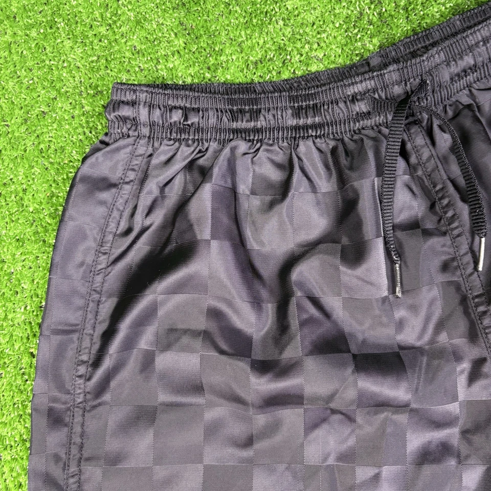 Pantalones Cortos De Colección Umbro Negro Satinado A Cuadros Fútbol Gimnasio Jóvenes Niños Talla Mediana Foto 2 de 4