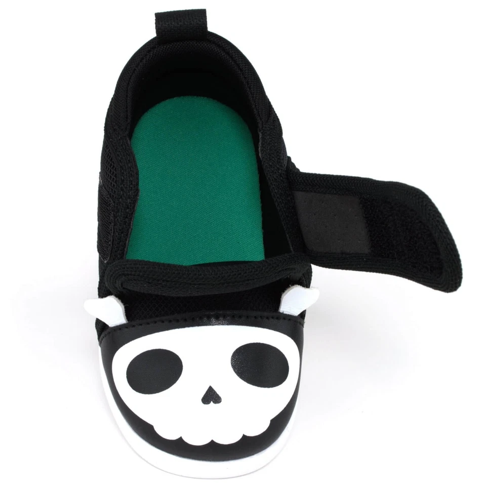 Zapatos ikiki Calavera y Huesos Cruzados Pirata Chirriante Niño Versión 2 | Negro/Blanco Foto 4 de 4