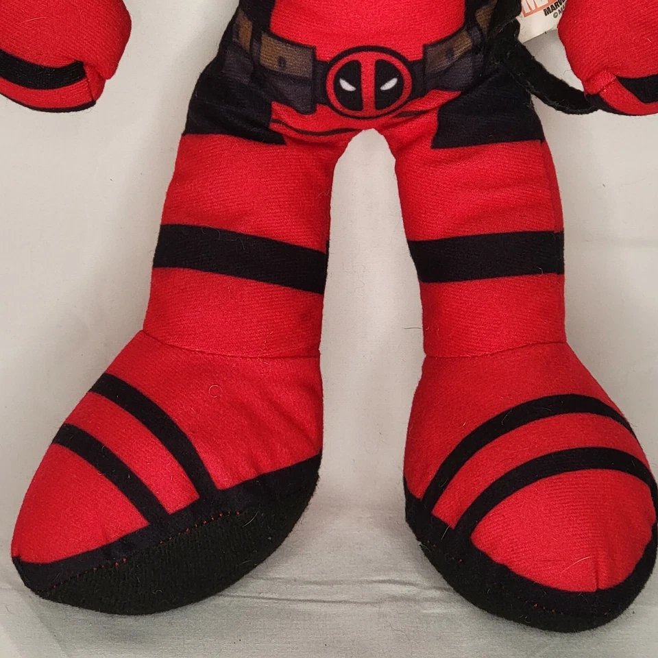 Juguete de peluche de héroe de cómic Marvel Deadpool de 15" con espadas Marvel Studios Foto 4 de 4