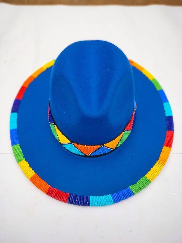 Sombrero de fieltro de ala ancha con decoración de cuentas