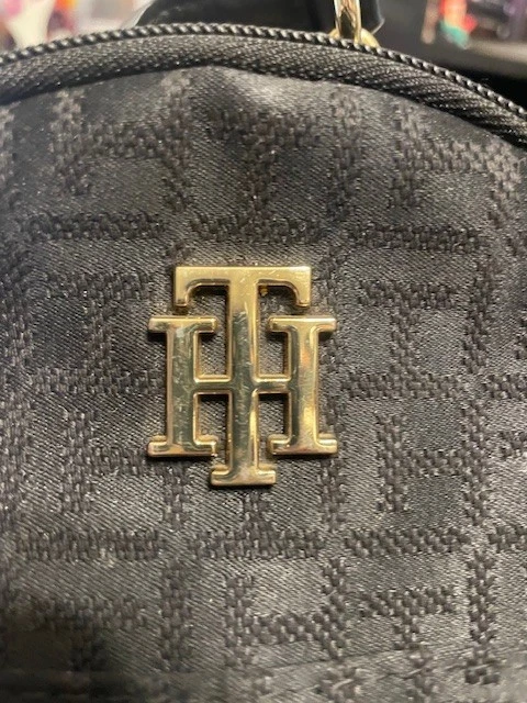 Tommy Hilfiger Mochila Negra con Borde Interior Rojo Metal Dorado Usado Foto 2 de 4