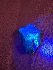 Blauer Bernstein aus Sumatra , Naturbelassen